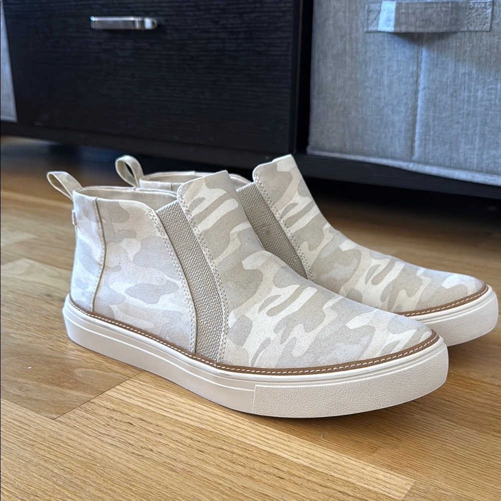 Toms Women's Camouflage Slip-On Sneakers - Cream (New without tags)